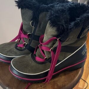 Sorel Women's Boots - Olive and Fuchsia